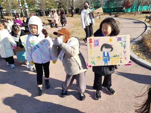 [사진 =  참벗어린이집은 지난 18일에 경남 김해시 진영읍 진영역사공원 내 공간에서 생태교육 캠페인을 펼치고 있다.