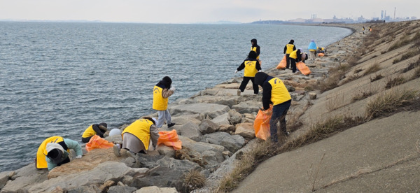 해안 정화 활동을 통해 아름다운 바다를 지키기 위해 활동 중인 파랑나비봉사단(단장 조영종)은 지난 29일 석문방조제 일원에서 해안환경정화 봉사활동으로 금년 활동을 마무리했다고 밝혔다.