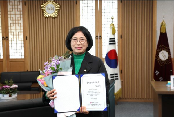서천군의회는 31일 홍성희 의원이 여성신문사와 전국여성지방의원 네트워크가 공동 주최하는 '2024 양성평등 정책대상'에서 우수지방의원으로 선정됐다고 밝혔다. / 서천군의회 제공