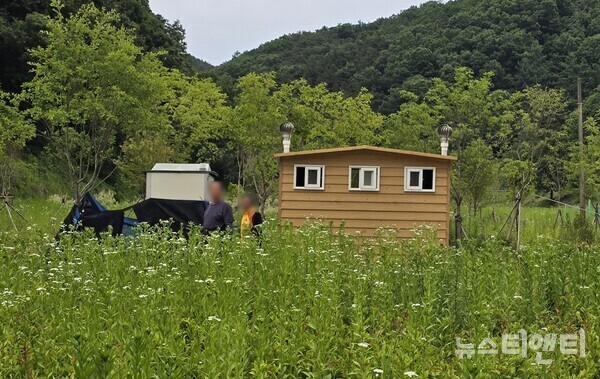 금산군 위생매립장 인근 불법시설물(화장실) 철거 현장 / 뉴스티앤티