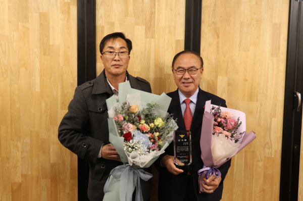 서산시의회는 지난 9일 조동식 의장이 서산경찰서 동부파출소 생활안전협의회으로부터 감사패를 수상했다고 밝혔다(사진 왼쪽부터 김기병 서산경찰서 동부파출소 생활안전협의회장, 조동식 의장). / 서산시의회 제공