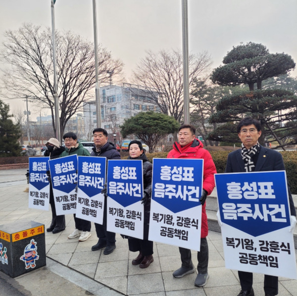 아산시의회 국민의힘 소속 의원들은 20일부터 아산시청 앞에서 더불어민주당 홍성표(재선) 의원의 고등학교 졸업식 음주축사 논란과 관련하여 피켓 시위를 돌입했다고 밝혔다(사진 왼쪽부터 김은아 의원, 전남수 의원, 맹의석 부의장, 이기애 의원, 윤원준 의원, 홍순철 의원). / 이기애 아산시의원 제공