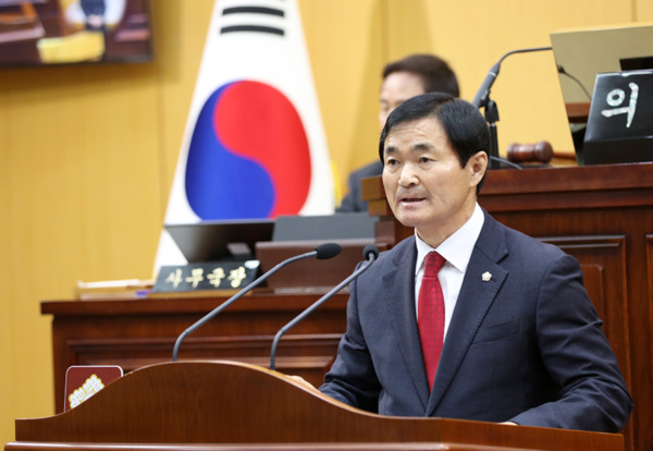 서산시의회는 20일 제301회 임시회 제1차 본회의에서 국민의힘 안원기 의원이 대표 발의한 '서산시 군소음 피해 보상 확대 및 예방 대책 촉구 건의안'을 채택한 가운데, 건의안을 대표 발의한 안원기 의원이 제안 설명을 하고 있다. / 서산시의회 제공