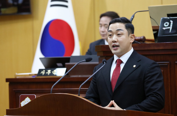 서산시의회는 20일 국민의힘 이정수 의원이 제301회 임시회 제1차 본회의에서 '초록광장 공영주차장 조성사업의 추진 가속화 촉구'를 주제로 5분 자유발언을 진행했다고 밝혔다. / 서산시의회 제공