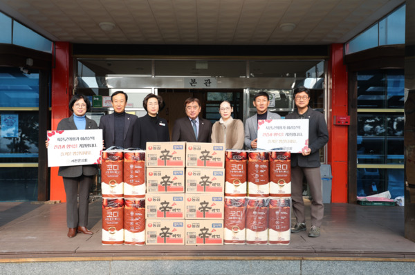 서천군의회는 22일 민족 최대 명절인 설을 앞두고 관내 사회복지시설을 방문해 지역의 이웃들과 함께 따듯한 온정의 손길을 나눴다고 밝혔다. / 서천군의회 제공