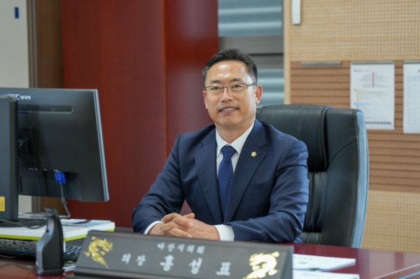 아산시의회가 지난 23일 '의장 사임의 건' 부결과 관련하여 난타전이 펼쳐지고 있는 가운데, 이번 사태의 당사자인 홍성표 의장은 지난 23일 '존경하는 아산시민 여러분께'라는 제목의 보도자료를 통해 더불어민주당 탈당 소식을 알렸다. / 뉴스티앤티 DB