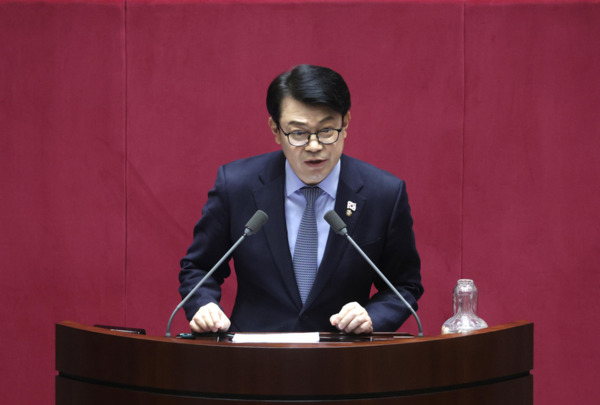 더불어민주당 복기왕 의원은 지난 23일 국회 본회의장에서 열린 긴급현안질의에서 경찰청에 서부지법 폭동사태 가담자뿐 아니라 배후세력에 대한 엄벌을 강조했다. / 복기왕 의원 제공