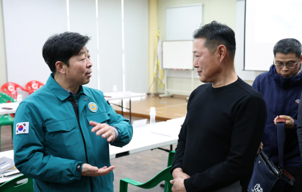 박정수 충남도 부지사는 설 명절 연휴 기간인 27일 서천특화시장을 방문하여 안전관리 추진 상황과 임시시장 가동 현황 등을 살피고, 상인들의 어려움을 들으며 격려의 뜻을 전했다. / 충남도청 제공