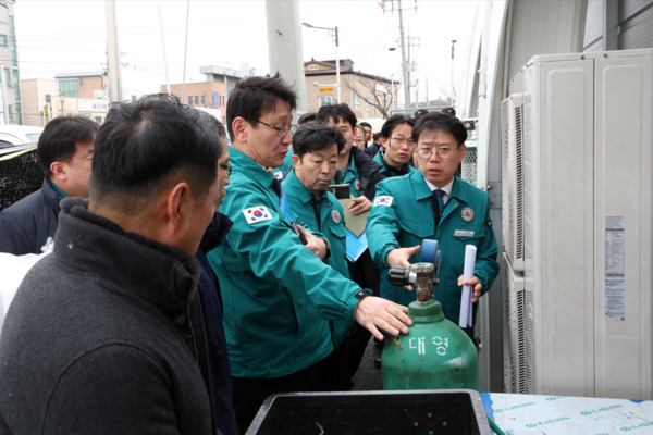 박정수 충남도 부지사는 설 명절 연휴 기간인 27일 서천특화시장을 방문하여 안전관리 추진 상황과 임시시장 가동 현황 등을 살피고, 상인들의 어려움을 들으며 격려의 뜻을 전했다. / 충남도청 제공