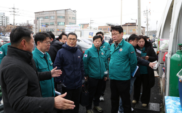 박정수 충남도 부지사는 설 명절 연휴 기간인 27일 서천특화시장을 방문하여 안전관리 추진 상황과 임시시장 가동 현황 등을 살피고, 상인들의 어려움을 들으며 격려의 뜻을 전했다. / 충남도청 제공