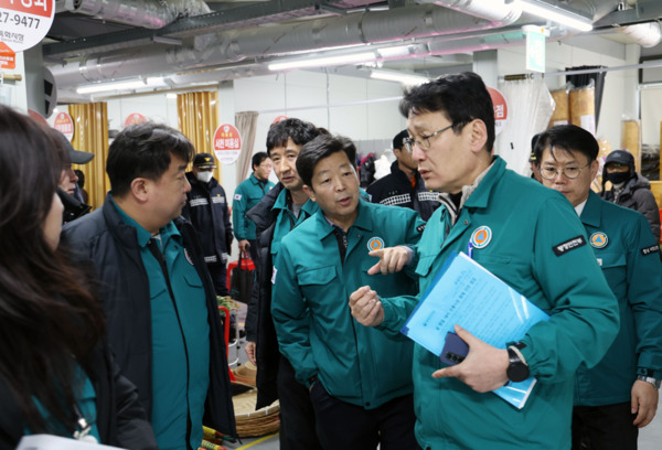 박정수 충남도 부지사는 설 명절 연휴 기간인 27일 서천특화시장을 방문하여 안전관리 추진 상황과 임시시장 가동 현황 등을 살피고, 상인들의 어려움을 들으며 격려의 뜻을 전했다. / 충남도청 제공