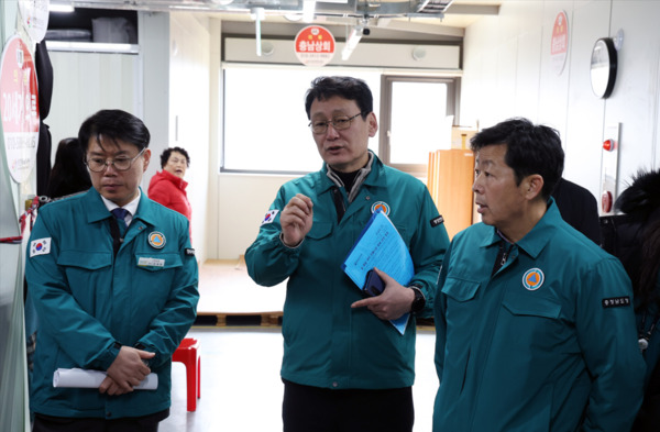 박정수 충남도 부지사는 설 명절 연휴 기간인 27일 서천특화시장을 방문하여 안전관리 추진 상황과 임시시장 가동 현황 등을 살피고, 상인들의 어려움을 들으며 격려의 뜻을 전했다. / 충남도청 제공