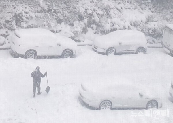 설 명절을 하루 앞둔 28일 대전에 많은 눈이 내리고 있는 가운데, 마을 주민이 눈을 치우기 위해 이동하고 있다.(2025.1.28) / 뉴스티앤티
