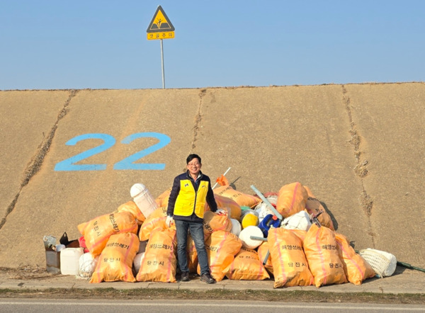 파랑나비봉사단은 1일 석문방조제 일원에서 2025년 을사년 첫 번째 해안환경정화 봉사활동을 전개한 가운데, 조영종 파랑나비봉사단 단장이 수거된 폐어구 등 앞에서 기념촬영을 하고 있다. / 파랑나비봉사단 제공