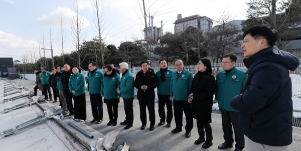 서산시의회는 지난 3일 지곡면 오토밸리 산업폐기물 매립장 파손 현장을 방문했다고 밝혔다. / 서산시의회 제공