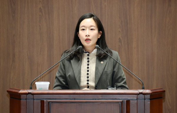 충남도의회는 4일 더불어민주당 이지윤 의원이 제357회 임시회 제1차 본회의에서 5분 발언을 통해 세계 경제가 급변하는 상황에서 충남의 수출 현황을 점검하고 적극적으로 대비할 것을 촉구했다고 밝혔다. / 충남도의회 제공