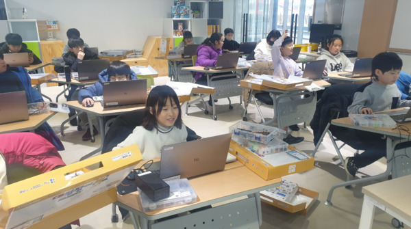 충북교육청 직속기관 교육연구정보원은 7일 충주소프트웨어교육센터에서 2025. SW·AI 아카데미를 성황리에 마무리했다고 밝혔다. / 충북교육청 제공