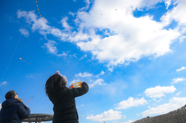 세종시의 대표 명소 이응다리에서 열린 '제2회 정월대보름 전국연날리기 대회'에서 시민들의 소망을 담은 각양각색의 연이 하늘 높이 날아오르며 새해 희망을 전했다. / 세종시청 제공