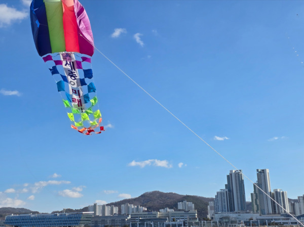 세종시의 대표 명소 이응다리에서 열린 '제2회 정월대보름 전국연날리기 대회'에서 시민들의 소망을 담은 각양각색의 연이 하늘 높이 날아오르며 새해 희망을 전했다. / 세종시청 제공