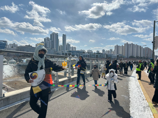 세종시의 대표 명소 이응다리에서 열린 '제2회 정월대보름 전국연날리기 대회'에서 시민들의 소망을 담은 각양각색의 연이 하늘 높이 날아오르며 새해 희망을 전했다. / 세종시청 제공