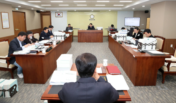 충남도의회 기획경제위원회는 11일 제357회 임시회 제5차 회의를 개최하여 산업경제실 소관 조례안과 예산안을 심사하고, 산업경제실과 테크노파크 주요 업무를 청취했다고 밝혔다. / 충남도의회 제공