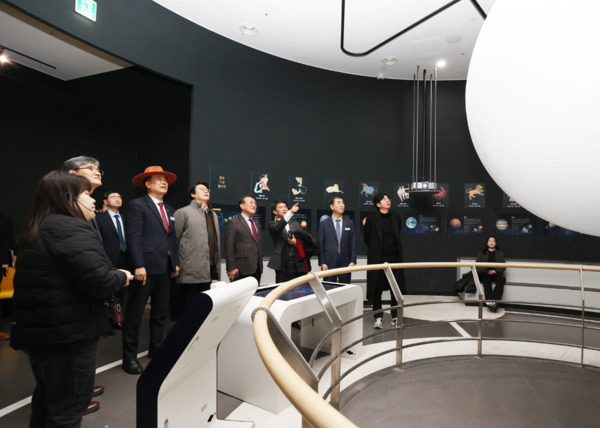 충남도의회 교육위원회는 12일 제357회 임시회 일정 중 AI 기반 디지털 전환 교육 현장을 확인하고자 충남교육청 직속기관인 과학교육원과 교육과정평가정보원을 방문했다고 밝혔다. 사진은 과학교육원 방문 모습 / 충남도의회 제공