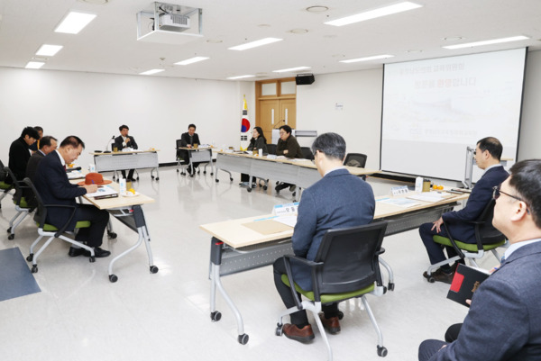 충남도의회 교육위원회는 12일 제357회 임시회 일정 중 AI 기반 디지털 전환 교육 현장을 확인하고자 충남교육청 직속기관인 과학교육원과 교육과정평가정보원을 방문했다고 밝혔다. 사진은 과학교육원 방문 모습 / 충남도의회 제공