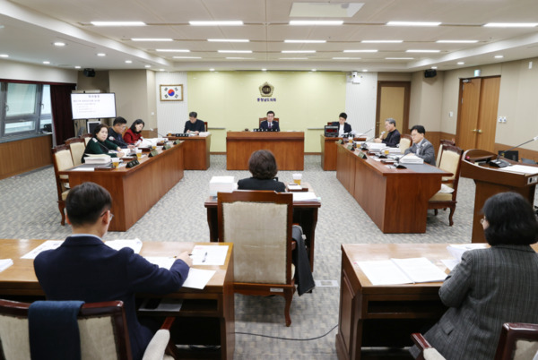 충남도의회 행정문화위원회는 12일 제357회 임시회 제5차 회의를 개최하고, 공보관 외 4개 기관의 2025년 주요업무계획 보고를 청취했다고 밝혔다. / 충남도의회 제공