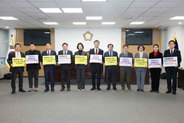 종로구의회는 지난 11일 제339회 임시회 제1차 본회의를 마치고 강북횡단선 사업 재추진의 필요성과 중요성을 알리고 서명운동에 많은 관심과 참여를 독려했다고 밝혔다. / 종로구의회 제공