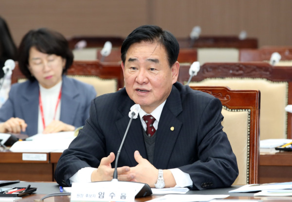 충남도의회는 14일 '충청남도 공주의료원장 후보자 인사청문특별위원회'가 임수흠 원장 후보자에 대한 인사청문회를 실시한 가운데, 임수흠 원장 후보자가 자신의 소신을 피력하고 있다. / 충남도의회 제공