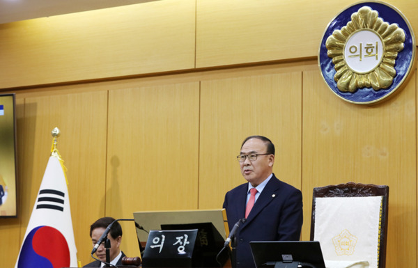 서산시의회는 17일 제302회 임시회를 제1차 본회의를 개회하고, 2일간의 회기일정에 돌입한 가운데, 조동식 의장이 개회사를 하고 있다. / 서산시의회 제공