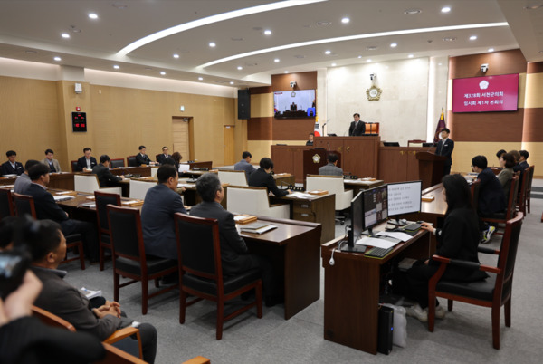 서천군의회는 17일 제328회 임시회 제1차 본회의를 개회하고, 오는 21일까지 5일간의 의사일정에 돌입한 가운데, 김경제 의장이 개회사를 하고 있다. / 서천군의회 제공
