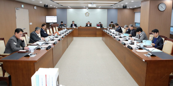 충남도의회 예산결산특별위원회는 18일 경기침체로 인한 영세 소상공인의 어려움을 덜고자 도내 소상공인 경영 회복을 위한 긴급지원금을 지급하기로 했다고 밝혔다. / 충남도의회 제공