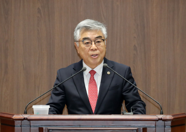 충남도의회는 19일 국민의힘 유성재 의원이 제357회 임시회 제2차 본회의에서 5분 발언을 통해 학교 운동장에서 매년 발생하는 유해물질 검출의 심각성을 짚어보고 적극적인 대책 마련을 촉구했다고 밝혔다. / 충남도의회 제공