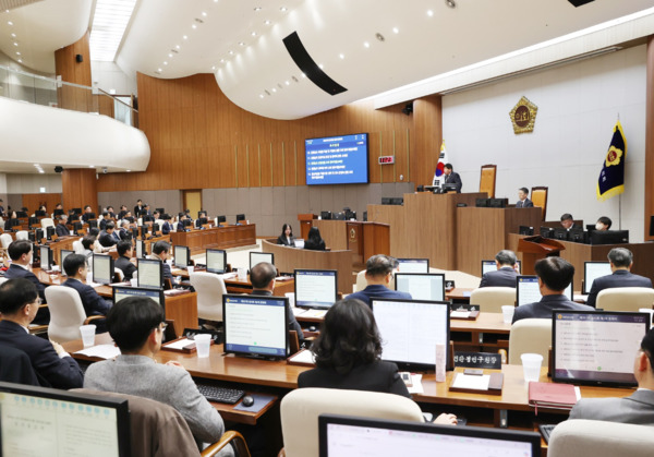 충남도의회는 19일 제357회 임시회 제2차 본회의를 열어 53개 안건을 처리하고 이번 회기일정을 모두 마무리한 가운데, 홍성현 의장이 폐회사를 하고 있다. / 충남도의회 제공