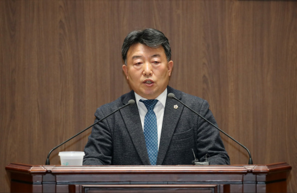 충남도의회는 19일 더불어민주당 오인환 의원이 제357회 임시회 제2차 본회의에서 2025년도 첫 교섭단체 대표연설을 통해 지난 1년간 충남도정과 교육행정의 추진 성과를 점검하고, 도민의 일상 회복을 위한 구체적인 추가경정예산안 편성을 제안했다고 밝혔다.