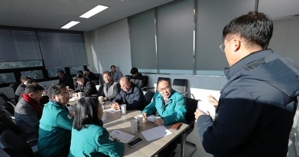 서산시의회는 19일 조동식 의장이 국민의힘 강문수·한석화 의원 및 더불어민주당 안효돈 의원과 함께 지곡면 오토밸리 산업폐기물 매립장 안전진단 현장을 방문했다고 밝혔다. / 서산시의회 제공