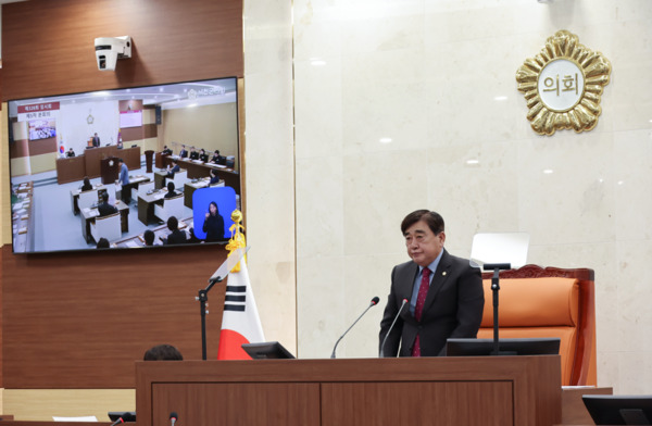 서천군의회는 21일 제328회 임시회 제5차 본회의를 끝으로 지난 17일부터 5일간 진행된 의사일정을 모두 마무리한 가운데, 김경제 의장이 폐회사를 하고 있다. / 서천군의회 제공