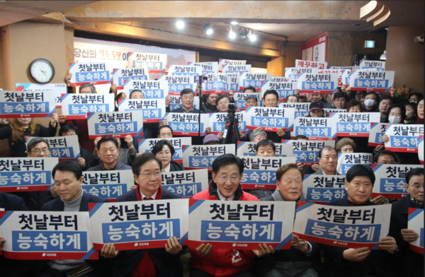 국민의힘 전만권 아산시장 예비후보는 22일 오후 3시 아산시 온천동에 위치한 선거사무소에서 개소식 및 비전선포식을 성황리에 개최하고, 본격 선거운동에 돌입했다고 밝혔다. / 전만권 예비후보 제공