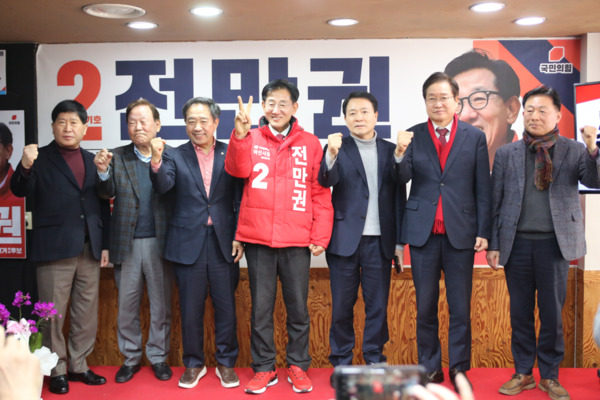 ​국민의힘 전만권 아산시장 예비후보는 22일 오후 3시 아산시 온천동에 위치한 선거사무소에서 개소식 및 비전선포식을 성황리에 개최하고, 본격 선거운동에 돌입한 가운데, 전만권 예비후보와 내빈들이 화이팅을 외치고 있다(사진 왼쪽부터 홍성현 충남도의회 의장, 성무용 전 천안시장, 강승규 국회의원, 전만권 예비후보, 성일종 국회의원, 김영석 충남도당위원장, 박찬우 전 국회의원). / 전만권 예비후보 제공​