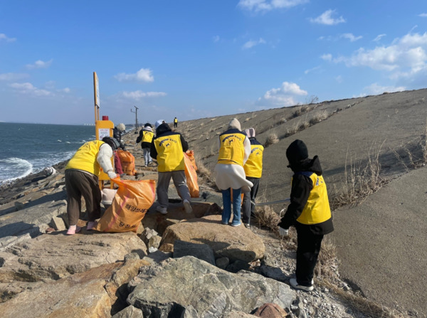 파랑나비봉사단은 지난 23일 당진 석문방조제 일원에서 2025년 2월 봉사활동을 실시했다고 밝혔다. / 파랑나비봉사단 제공