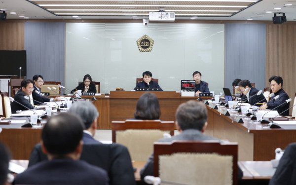 충남도의회는 24일 충남연구원 원장 후보자 인사청문특별위원회가 제2차 회의를 개최하고, 전희경 후보자에 대한 능력과 자격을 심의하여 '적격' 판정을 내렸다고 밝혔다. / 충남도의회 제공