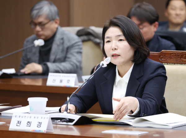 충남도의회는 24일 충남연구원 원장 후보자 인사청문특별위원회가 제2차 회의를 개최하고, 전희경 후보자에 대한 능력과 자격을 심의하여 '적격' 판정을 내린 가운데, 전희경 후보자가 인사청문특위 위원들의 질의에 답변하고 있다. / 충남도의회 제공