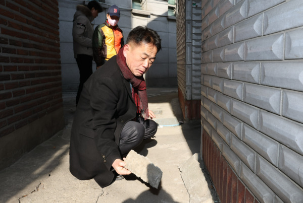 종로구의회는 지난 25일 이시훈 행정문화위원장이 도로 지반침하 민원 현장을 찾았다고 밝혔다. / 이시훈 위원장 제공