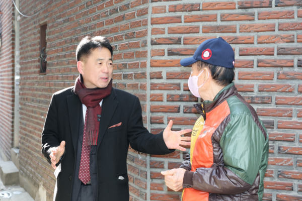 종로구의회는 지난 25일 이시훈 행정문화위원장이 도로 지반침하 민원 현장을 찾은 가운데, 민원인으로부터 애로사항을 청취하고 있다. / 이시훈 위원장 제공