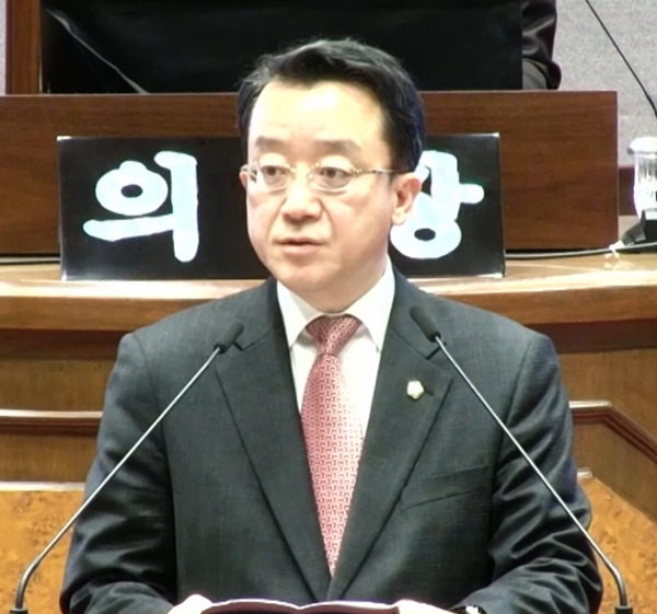 서울시 강남구의회는 지난 27일 국민의힘 윤석민 의원이 제324회 임시회 제1차 본회의에서 5분 자유발언을 통해 개포동·세곡동·율현동·자곡동 등 대중교통 불편 지역의 교통 문제를 해결하기 위해 실질적인 대책 마련을 촉구했다고 밝혔다. / 윤석민 의원 제공