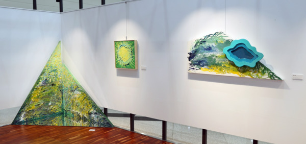 충남도의회는 지난 4일부터 31일까지 의회 1층 다움아트홀에서 서성순 작가 초대전 '관계_유영&유연'을 개최한다고 밝혔다. / 충남도의회 제공