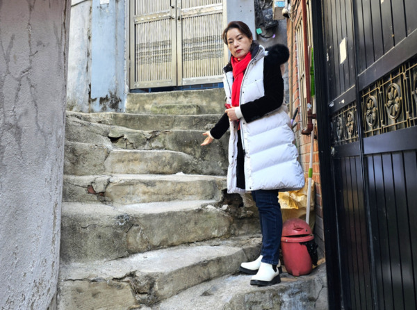 종로구의회는 지난 2월 24일 박희연 의원이 정비 공사를 추진한 이화장1길 26-7 일대를 방문하여 현장을 점검했다고 밝혔다. / 박희연 의원 제공