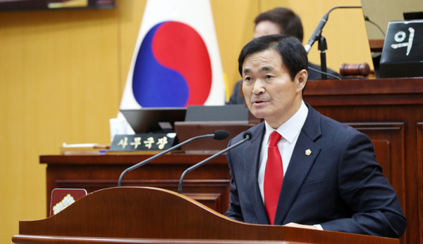 서산시의회는 5일 제303회 임시회 제1차 본회의에서 국민의힘 안원기 의원이 대표 발의한 '공군 제20전투비행단, 소음피해 지역 농산물 우선 이용 촉구 건의문'을 채택한 가운데, 건의문을 대표 발의한 안원기 의원이 제안 설명을 하고 있다. / 서산시의회 제공