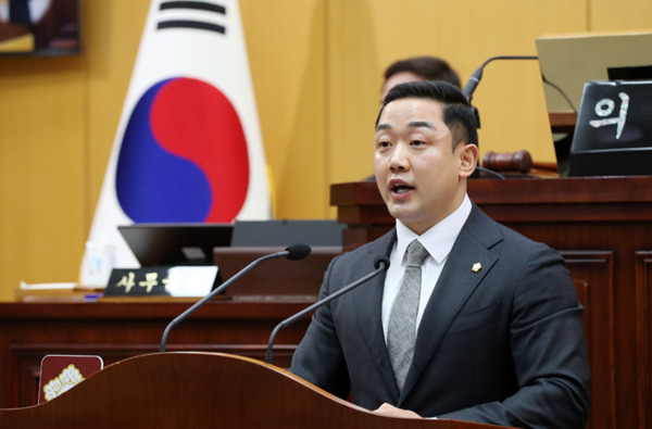 서산시의회는 5일 국민의힘 이정수 의원이 제303회 임시회 제1차 본회의에서 '대산 석유화학산단 위기 극복과 선제 대응지역 지정 촉구'를 주제로 5분 자유발언을 진행했다고 밝혔다. / 서산시의회 제공
